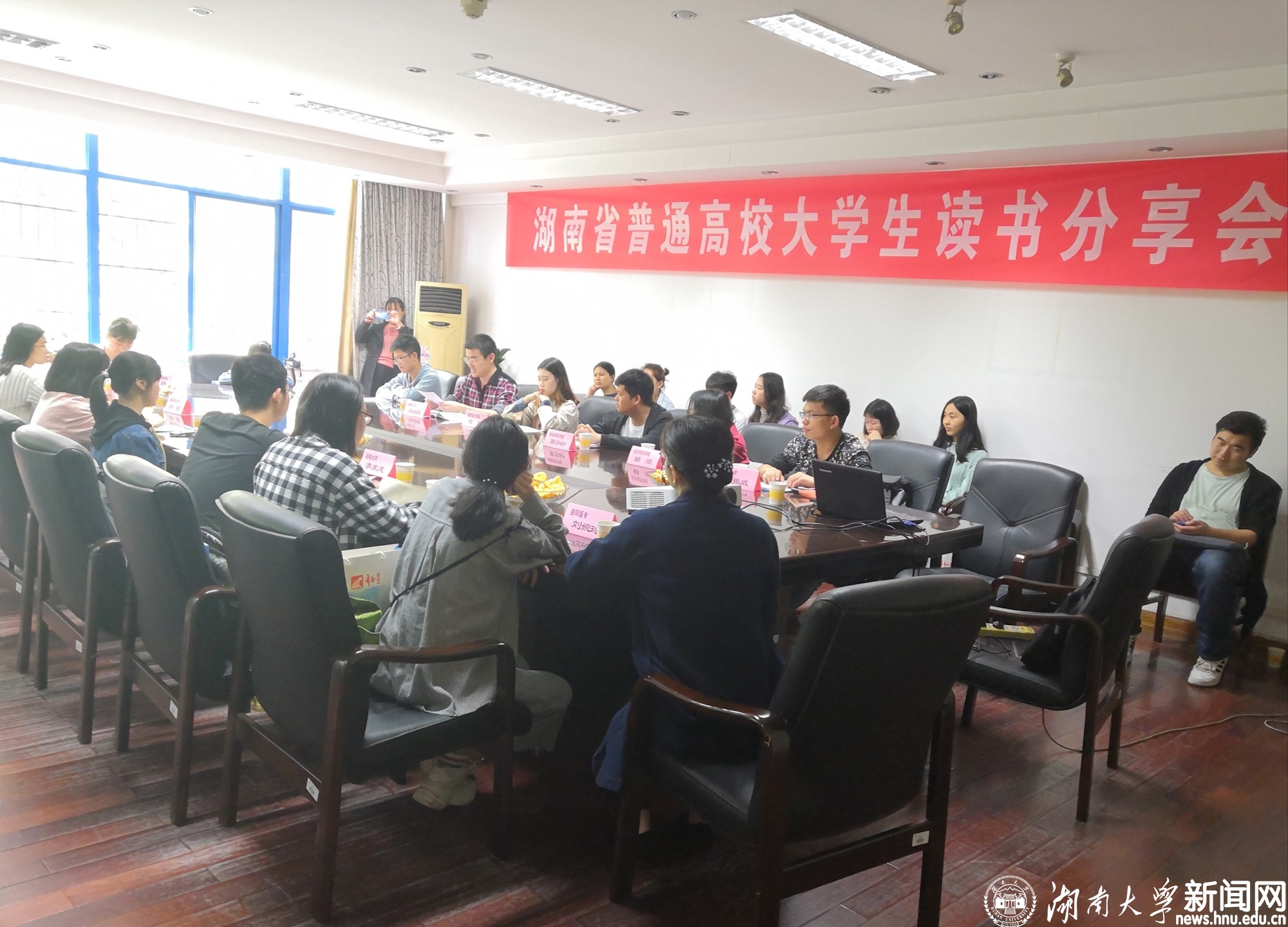 高校大学生读书分享会.jpg